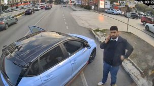 Kadın şoförün kullandığı otobüsün önünü kesen genç, 