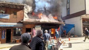 Kalaycı dükkanındaki yangını söndürmek için seferber oldular