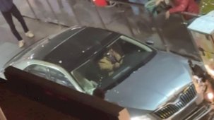 Kaldırıma çıkıp 3 kişiyi yaralayan, ters yola girip 5 araca çarpan alkollü sürücü böyle darbedildi