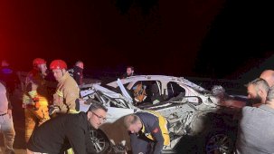 Kamyonete arkadan çarpan otomobil hurda yığınına döndü: 1 ölü, 2 yaralı