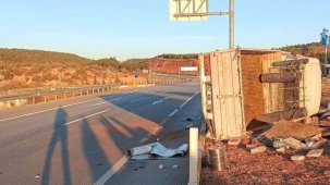 Kamyonun çarptığı kamyonet devrildi: 1 ölü, 1 yaralı