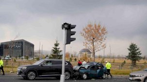 Kamyonun freni boşaldı, zincirleme kaza yaşandı: 2 yaralı