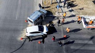 Karaman’da hafif ticari araçla otomobil çarpıştı: 3 yaralı