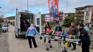 Kasksız motosiklet sürücüsü kazada yaralandı