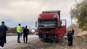 Kavşağa aşırı hızla girerek otomobil sürücüsünün ölümüne neden olan tır sürücüsü tutuklandı