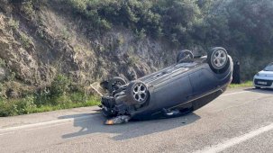 Kayalara çarpan otomobil takla attı, emniyet kemeri sayesinde kurtuldular
