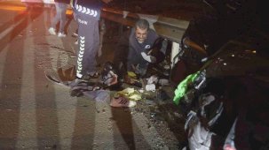 Kazada ölen 17 yaşındaki yeğeninin eşyalarını olay yerinde gözyaşlarıyla topladı