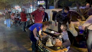 Kazaya karışan motosikletliye bakarken kaza yaptı