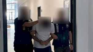 Kimlik bilgilerini çaldıkları vatandaşlar adına sahte kredi kartı çıkaran 2 şüpheli tutuklandı