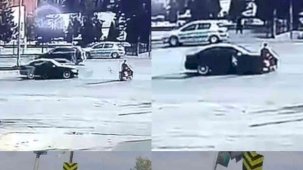 Kırmızı ışıkta geçen otomobil, motosiklete çarptı: O anlar kamerada