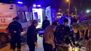 Kocaeli’de bisikletliye çarpmamak için manevra yapan otomobil direğe çarptı: 5 yaralı