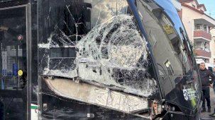 Kocaeli’de çöp kamyonu tramvaya çarptı: 3 yaralı