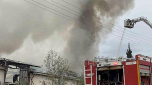 Kocaeli’de mutfak tezgahları üretim tesisinde korkutan yangın