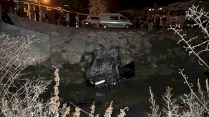 Kontrolden çıkan otomobil dereye uçtu: 1 ölü, 1 yaralı