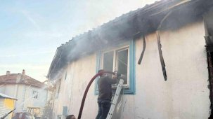 Kütahya’da çıkan yangında iki ev ve bir ahır kullanılamaz hale geldi