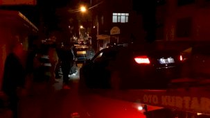 Lüks otomobilin içinde dehşeti yaşadı, kaçarken kaza yaptı