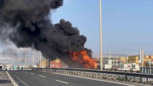 Mazot yüklü tanker alev alev yandı, gökyüzünü kara dumanlar kapladı