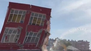 Mersin’de 2 katlı bina titreşimle yıkıldı