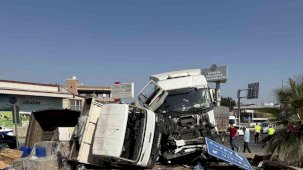 Mersin’de tırlar zincirleme kaza yaptı: 2 yaralı
