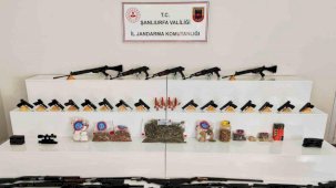 Mısır tarlasında patlayıcı madde ve silahlar ele geçirildi: 9 gözaltı