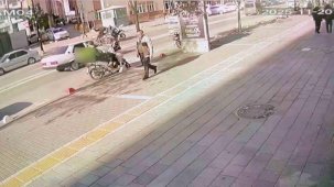 Motosiklet sürücüsünün dikkatsizliği kazaya neden oldu: 2 kişi yaralandı