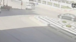 Motosiklet sürücüsünün saniyelerle ölümden döndüğü kaza kamerada