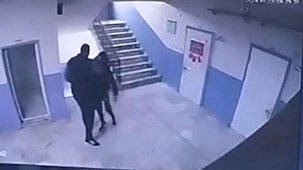 Okul müdürü otizmli öğrenciyi merdivenlerden itti