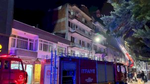 Ordu’da çatı katı yangını: 5 kişi asansörlü araçla tahliye edildi