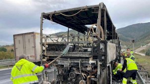 Ortaokul öğrencilerini taşıyan otobüs alevlere teslim oldu