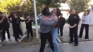 Ortaokullu kızlar birbirine girdi, arkadaşları ayırmak yerine video çekti