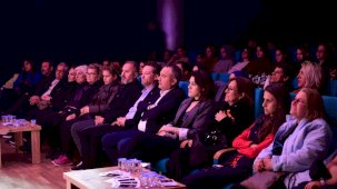 Osmangazi’de perde, ‘Duvarların Ötesi’ oyunu için açıldı