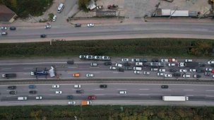 Otobanda tır ile çarpışan nakliyat kamyonu devrildi, kilometrelerce araç kuyruğu oluştu