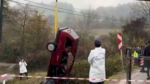 Otomobil dereye uçtu: 2 ölü, 1 yaralı