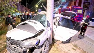 Otomobil direğe saplandı: 2 ağır yaralı