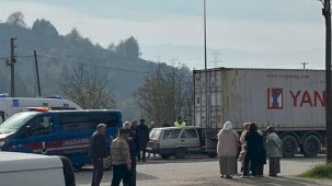 Otomobil tıra ok gibi saplandı: 2 yaralı