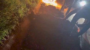 Otomobille çarpışan motosiklet alev topuna döndü: 1’i ağır 2 yaralı