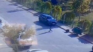 Para çalan şahıs, yüzünü saklamak yerine kameraya el salladı