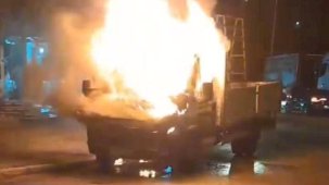 Park halindeki kamyonet alevlere teslim oldu