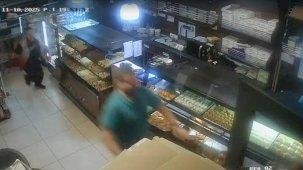 Pastanede dehşet anları: Elinde bıçakla müşterilere saldırdı