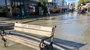 Sağanak yağış Çeşme’de sele neden oldu