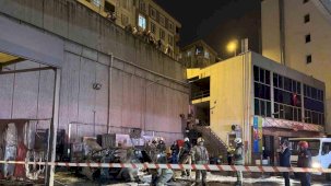 Şarjda olan elektrikli araç alev alarak patladı