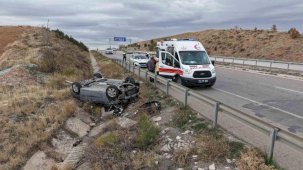 Seyir halindeki aracın çarptığı otomobil şarampole devrildi: 7 yaralı