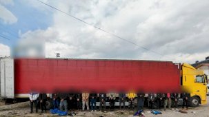 Sivas’ta tır dorsesinde 18 kaçak göçmen yakalandı, sürücüler tutuklandı