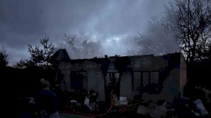 Sobaya yakmak için benzin döktü, hem kendini hem evi yaktı