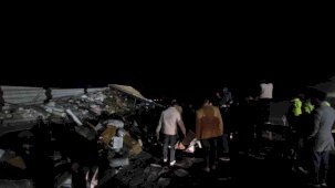 Tekstil malzemesi yüklü tır devrildi: Yol trafiğe kapandı