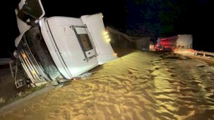 Tır devrildi, saçılan hayvan yemi yolu kapattı