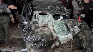 Tır dorsesine çarpan otomobil hurda yığınına döndü