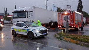 Tırın altında kalan otomobildeki karı koca hayatını kaybetti