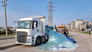 Tonlarca ağırlıktaki cam yola saçıldı