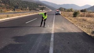 Trafik polisi cam kırıkları ve taş dökülen yolu fırçayla temizledi